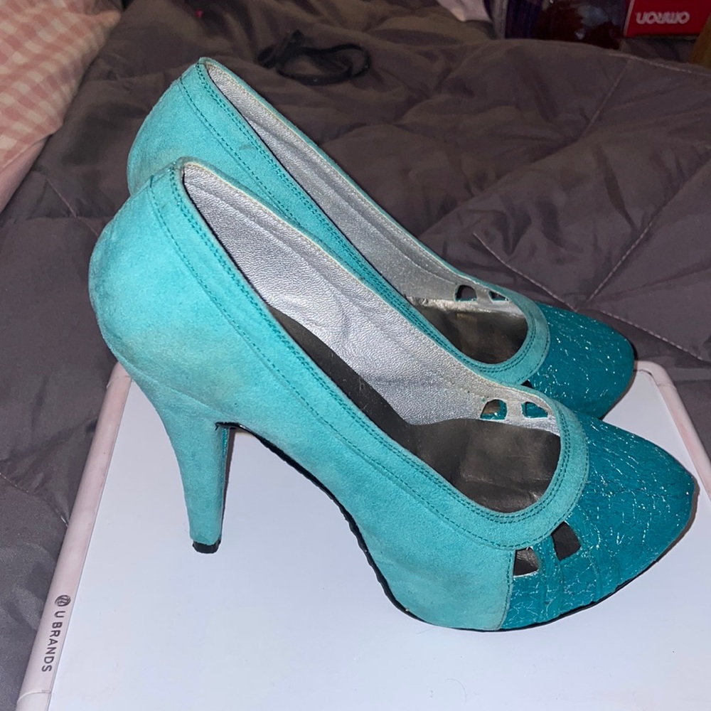 Blue Pump heels. Worn once. Aqua blue. Size 34 USA Size 5/6